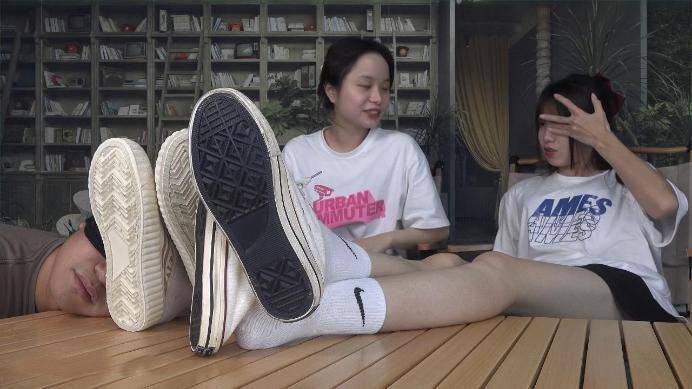 【南国原创】晓琴和闺蜜苏苏臭袜子折磨班长，脚趾夹鼻子，控制，臭味惩罚 YC-221015-5