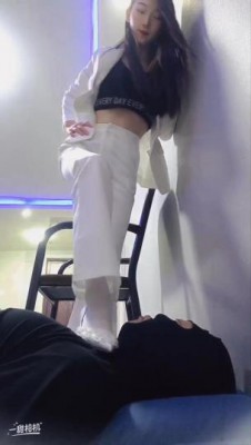 初柒臭丝脚女教师白丝高跟踩踏学生闻舔脚-女教师仿岛国剧情职业装调教 YC-220710-3