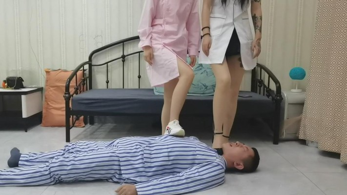 两位医护美女虐踩人 YC-220128-6