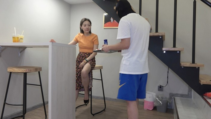 【彼岸花】美女挑逗服务员舔脚，沦为脚奴 YC-220806