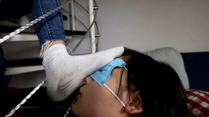 【惑心】贱母狗跪舔极臭脏袜子