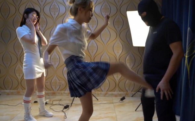 【W.K.T】—巍巍/圆圆双人踢碎色狼下体 YC-220725-4