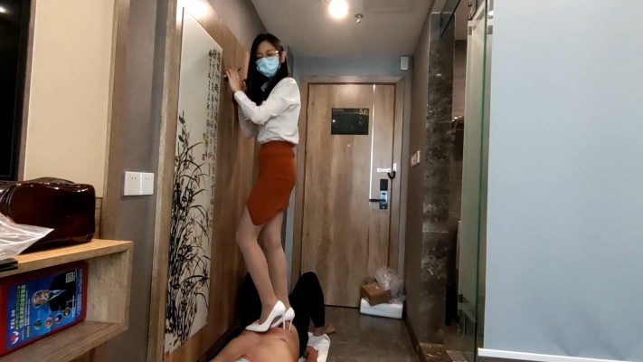 大年初一开年好戏之小鱼女神裸色白色2双高跟跳踩贱狗，踢贱狗肚子 YC-220201