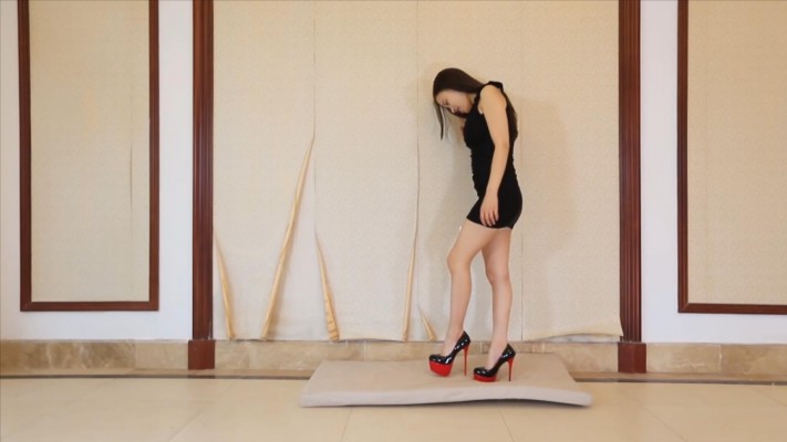 『奴隶岛』—灵灵恨天高踩踏垫子人肉 k754361564-221114