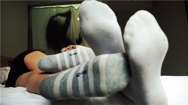 【校园女流氓】POV臭原味谈笑间羞辱除臭脚奴