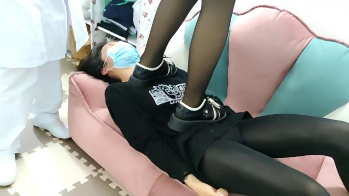 【00后蕬小乃】全体重踩踏瘦小女M YC-220202