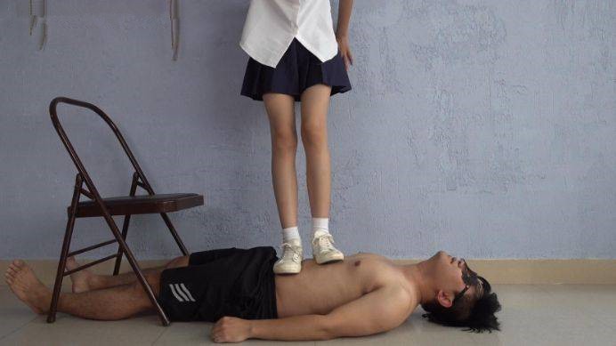 【南国原创】不良女生雯雯把猥琐男踩在地上羞辱