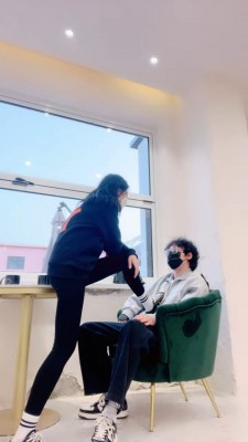 【大连小妮】奶茶店帆布鞋白袜踩帅哥 bf23369_HD绳艺资源