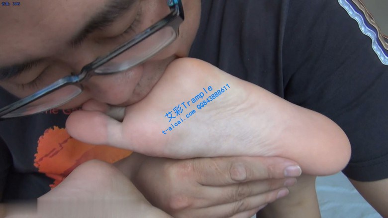 眼镜男舔嫩脚_HD绳艺资源