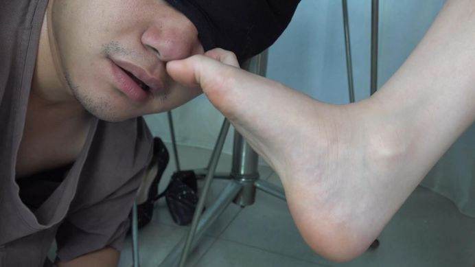 【南国原创】古灵精怪美女S宝儿和同学猜拳，输的要被对方踩在脚下玩弄 YC-220622-2