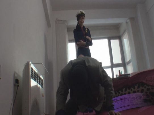 长腿女杀手黑道三兄弟(上)–脚踩脖子吐血
