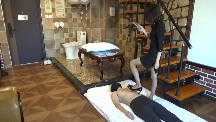 70斤海拉女神全体重踩踏调教 YC-220321-3