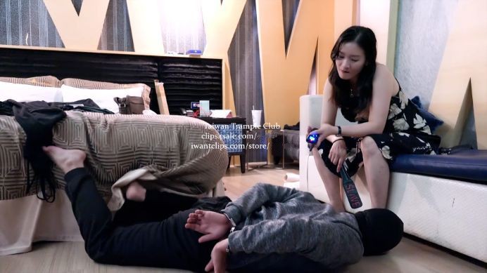 【Taiwan Trample Club】爆打+电击项圈狠虐到真实崩溃沁姐凉拖踩踏鞭打电击