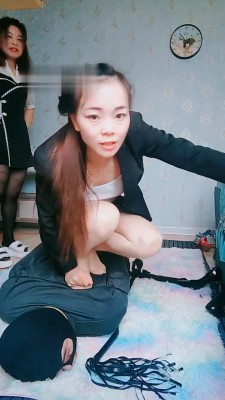 【艾琳】和姐妹惩罚偷鞋贼 bf22236