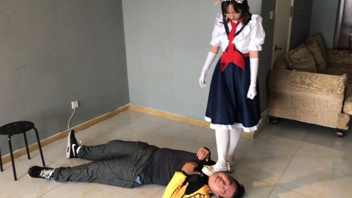 洛丽塔美女踩踏调教 YC-220309-4