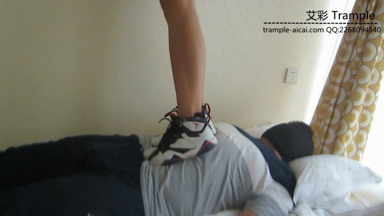 篮球aj7长腿美女脏篮球鞋踩跺