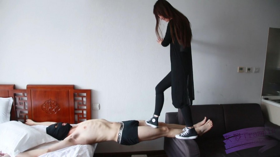vivi跟艾丝踩踏走人桥_HD绳艺资源