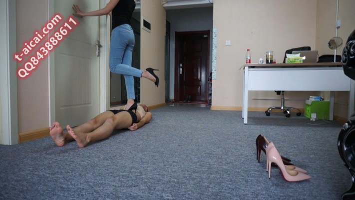 【小妮女女】三双高跟鞋虐踩女奴 ACNN75