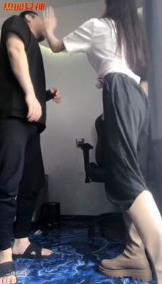 18岁绝美女学生s化身臭脚女劫匪狂虐被绑富二代剧情篇 YC-220427-2