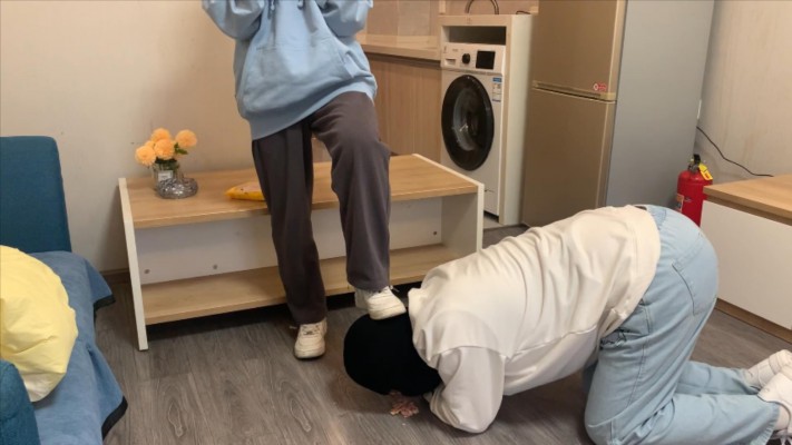 【00后小彤】放假玩哥哥 全体重踩脸 吃脏鞋踩的食物 YC-2212110