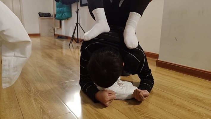 梦晨女王脏鞋底调教 YC-221115