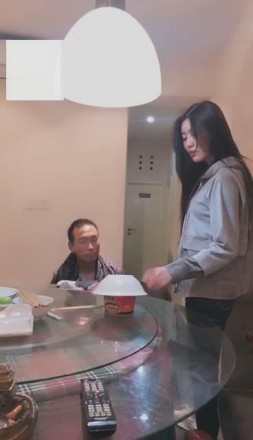 【VIVI】剧情:偷原味的猥琐邻居