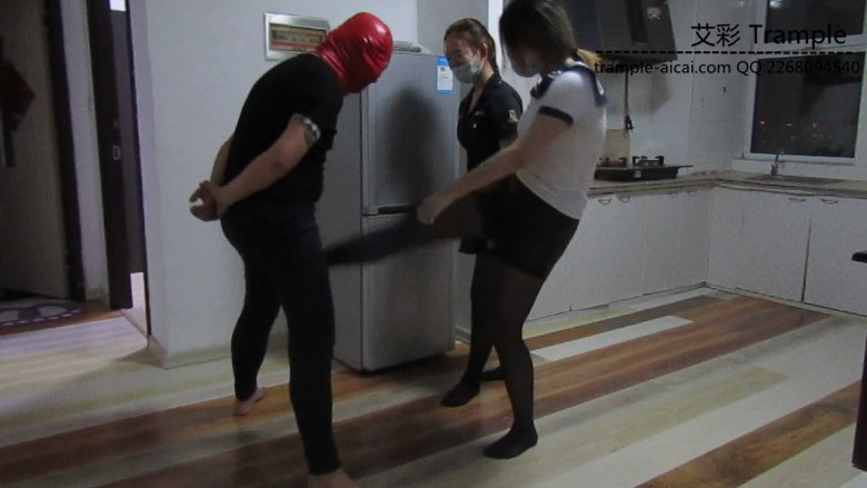 婷婷小徐第一次踹裆