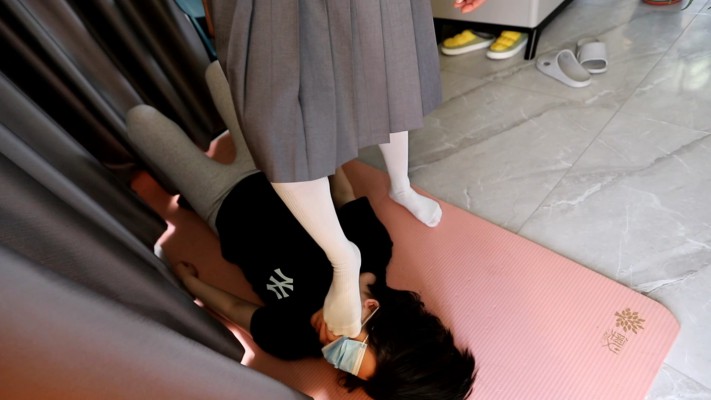 【惑心】JK踩踏跺肚子