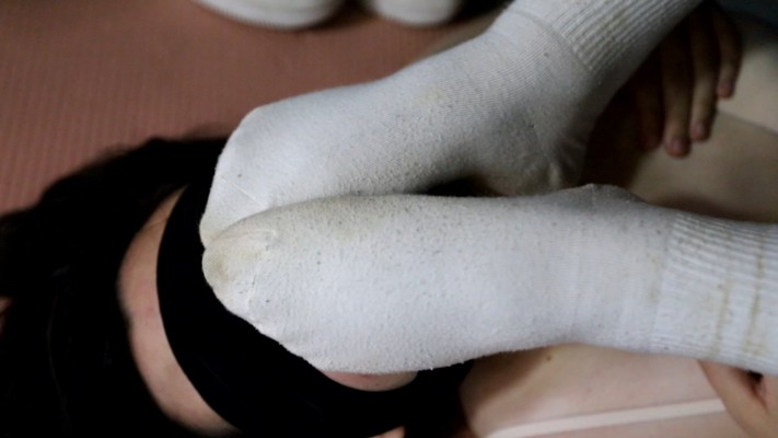 【惑心】女奴给新来的女主闻臭袜舔臭脚