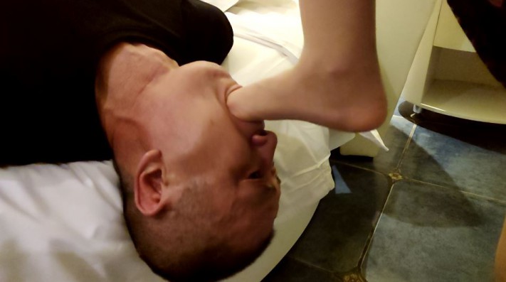 【欣女王】肉丝舔脚插嘴 YC-220814-5