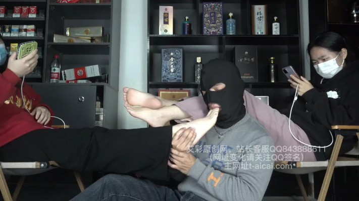 【樱女王】樱女王的两个女同学享受奴隶的舔脚服务，一脸鄙视！YC-230203-2