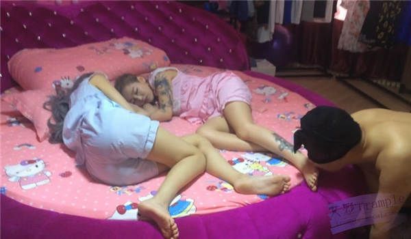 贱男人用酸奶清理美女的脚趾_HD绳艺资源