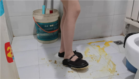 娇娇踩食物给你吃