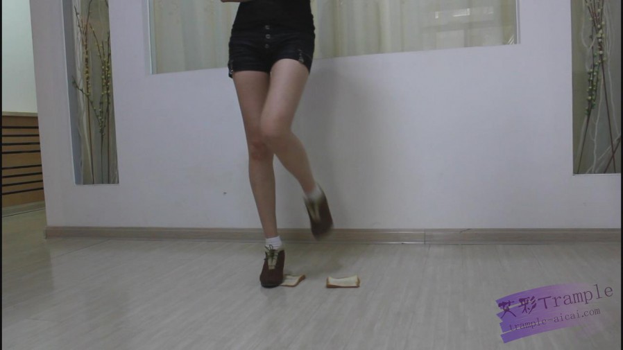 脏鞋原味袜子踩面包喂食,第一视角羞辱,控制