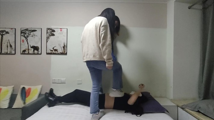 【珂珂女m】带男朋友看我是怎么被主子和她闺蜜全体重踩踏的 YC-221108