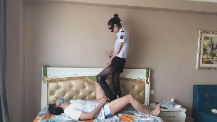 【活力诗曼】残酷诗蔓的美靴虐蛋审讯