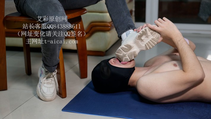 为了闻女神穿了5天的臭棉袜贱狗甘愿清理运动过后的脏鞋底，被女神跳踩YC-230306-4