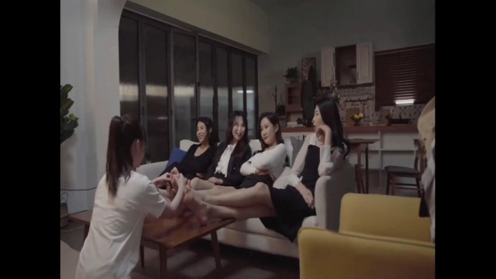 女女SM连续剧《堕落的口红》4集全-女孩遭办公室霸凌被女同事欺负变成奴隶