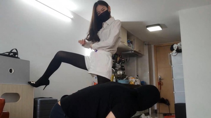 白领小鱼大人黑丝高跟大长腿羞辱胯下狗，命令钻胯，践踏狗头 YC-220429
