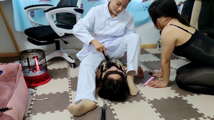 【00后蕬小乃】踩踏 鞭打 闻脚 挠痒痒 YC-220310-6