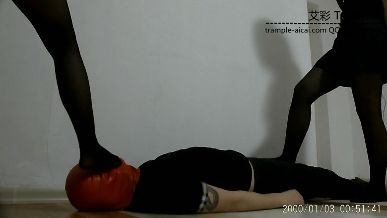 婷婷小徐第一次踹裆