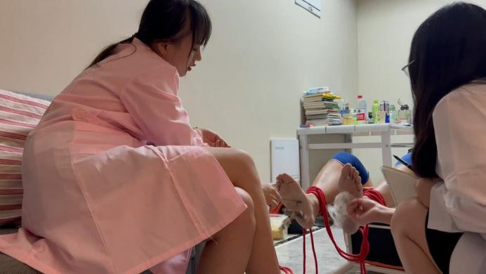 【珂玥】调戏护士反被揍 咸猪手色狼调戏护士小姐姐反被调教成舔脚狗 YC-220804-3