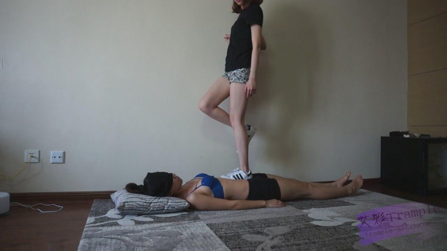 『小妮女女』白袜脏运动鞋践踏女毯子_HD绳艺资源