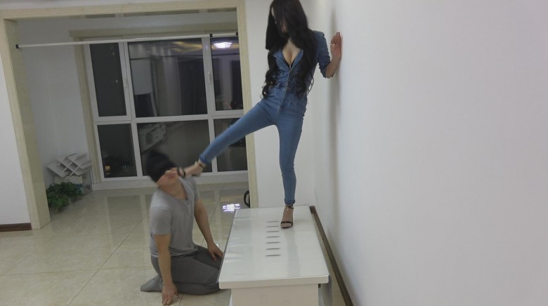 茶几高跟踩踏狗舌,狗脸