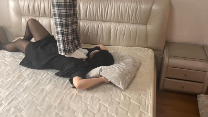 【珂珂女m】在床上被闺蜜白袜踩踏 YC-220430-11