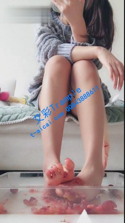 女神筱筱直播秀,踩草莓踩葡萄,丝足裸足踩_HD绳艺资源