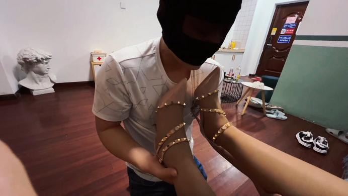 珂玥女神沉浸式训狗-高颜值女S丝袜高跟踩踏调教，闻丝袜脚舔鞋底羞辱 YC-220614-6