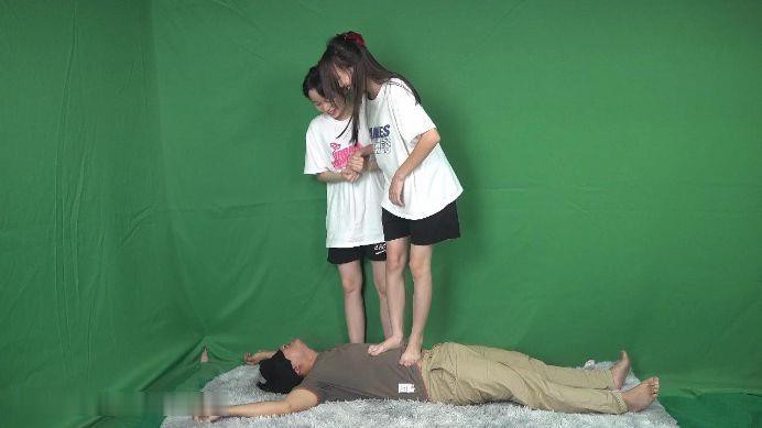 【南国原创】晓琴和闺蜜苏苏无情踩踏同学，美脚臭袜子玩弄,玩的很嗨！YC-220608-3