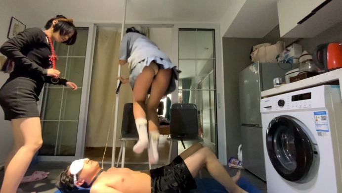 精神小妹超短裙暴虐-真实校园小太妹的疯狂踩踏踢裆吃袜子羞辱 YC-220505-9