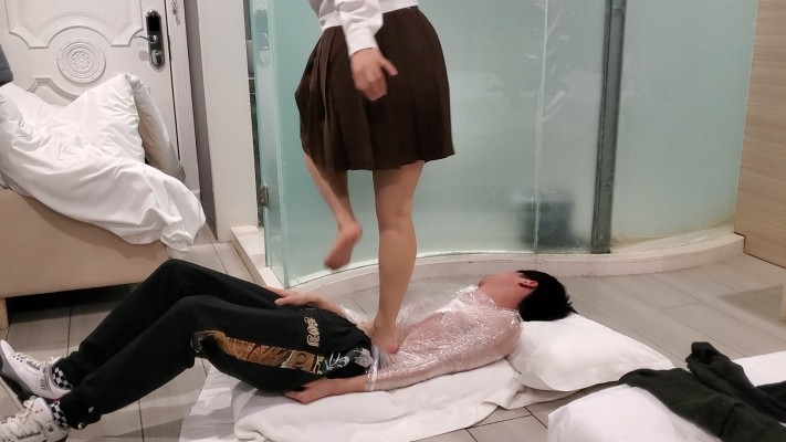 【橘子粥】保鲜膜缠身强制踩踏 YC-230223-7